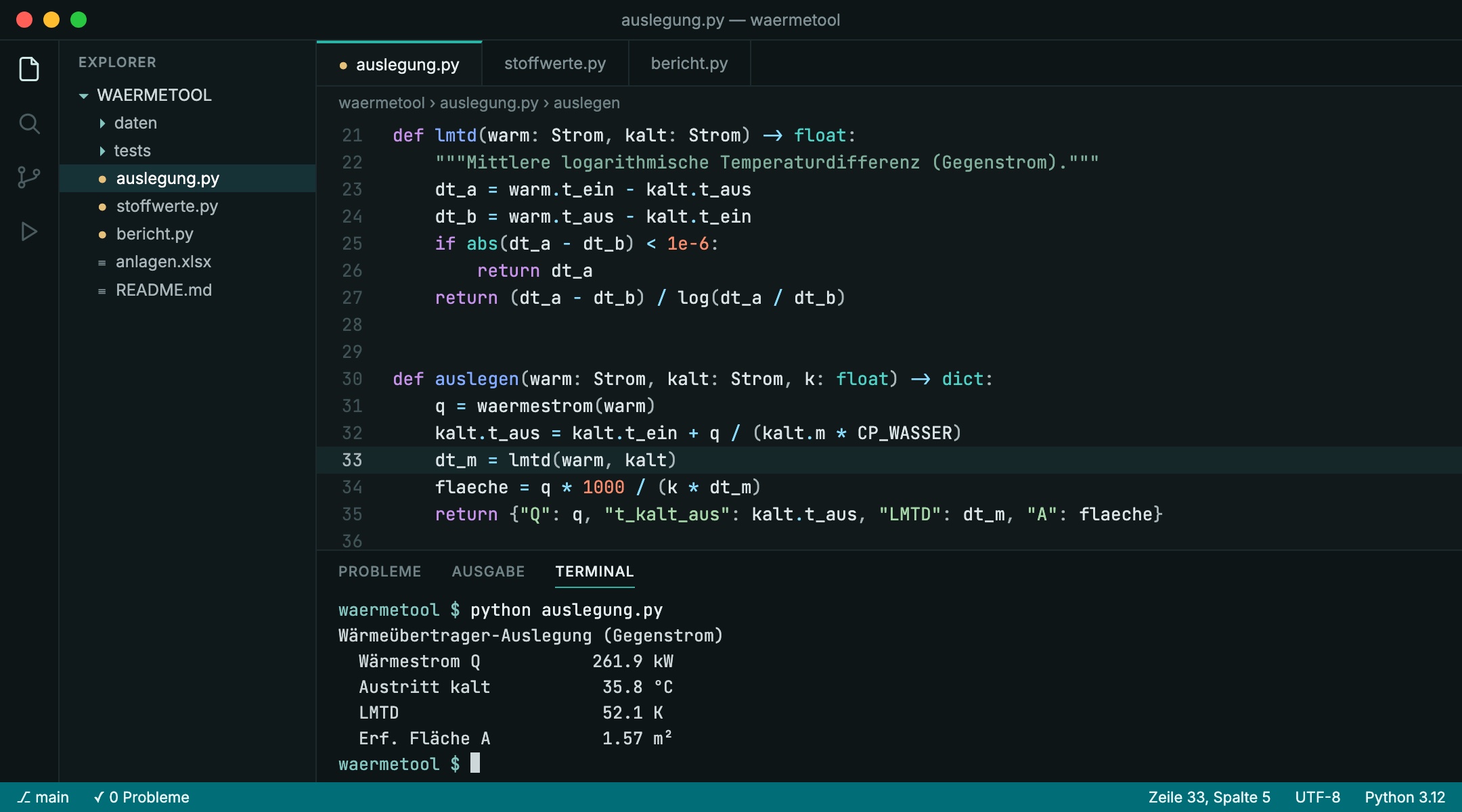 Ein Python-Programm zur Auslegung eines Plattenwärmeübertragers im Code-Editor. Im Terminal darunter das Ergebnis: Wärmestrom 261,9 kW, mittlere logarithmische Temperaturdifferenz 52,1 K, erforderliche Fläche 1,57 m².