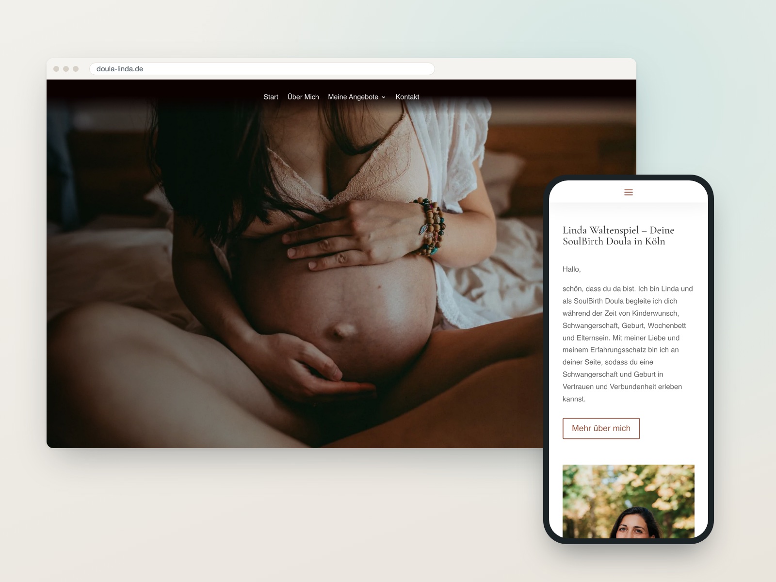 Website der Doula im Browser und auf dem Handy: ruhiges Schwangerschaftsfoto als Titelbild, auf dem Handy die persönliche Vorstellung mit Portrait.