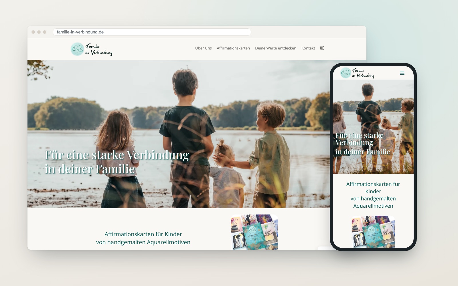 Website von Familie in Verbindung im Browser und auf dem Handy: großes Foto von Kindern am Wasser mit der Überschrift „Für eine starke Verbindung in deiner Familie“, darunter der Hinweis auf die Affirmationskarten.